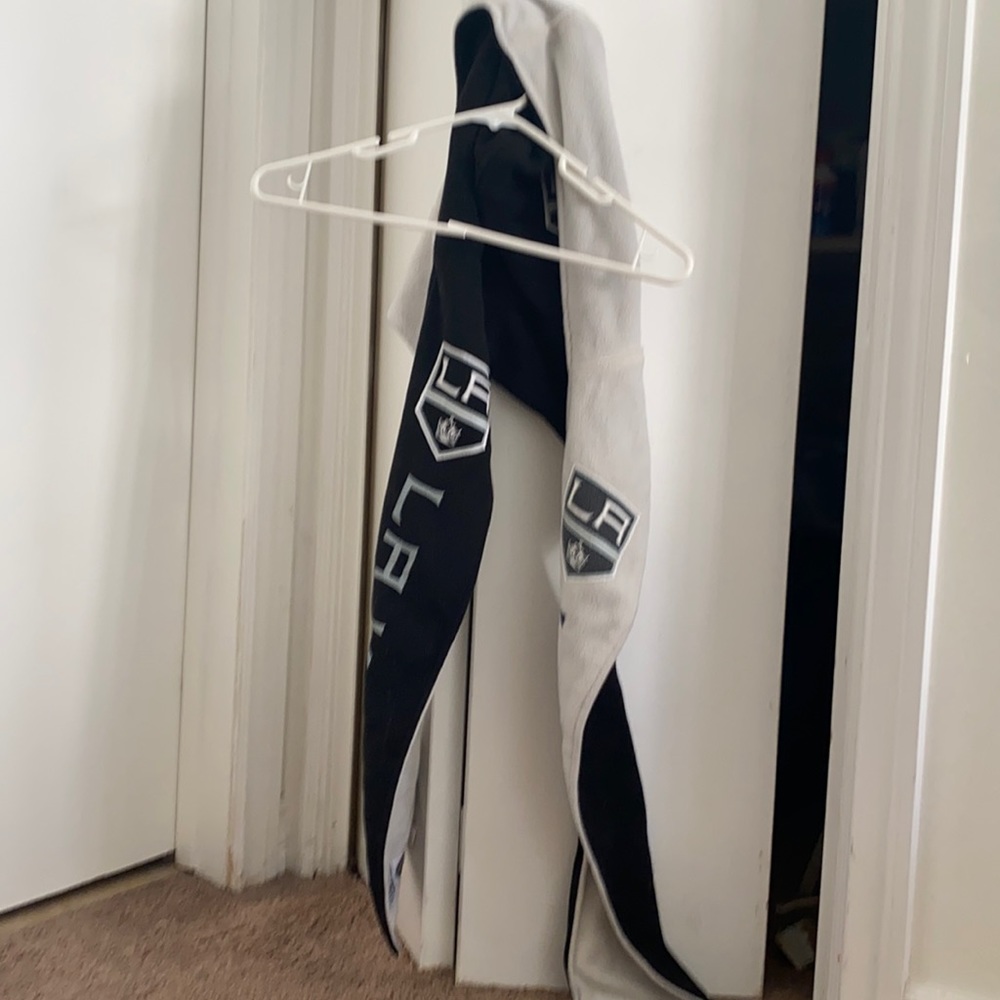 LA kings hood/scarf
